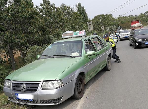 暖心!出租车路上抛锚 新密交警帮忙推车