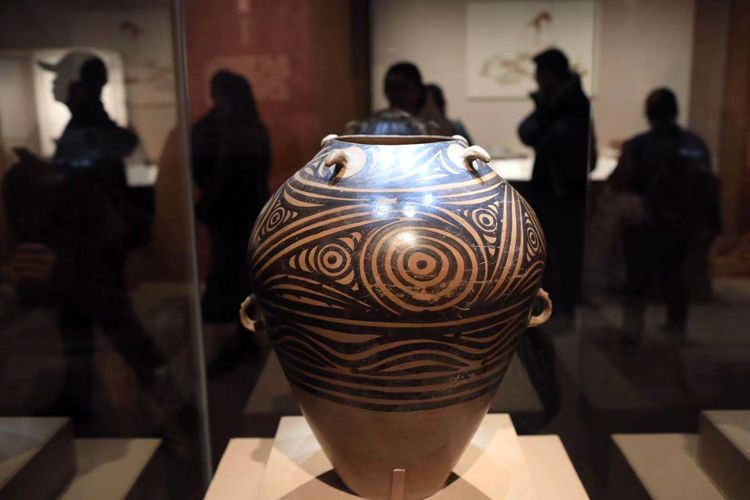 其流畅的线条与精美的构图使其成为马家窑文化的代表作,被誉为"彩陶之