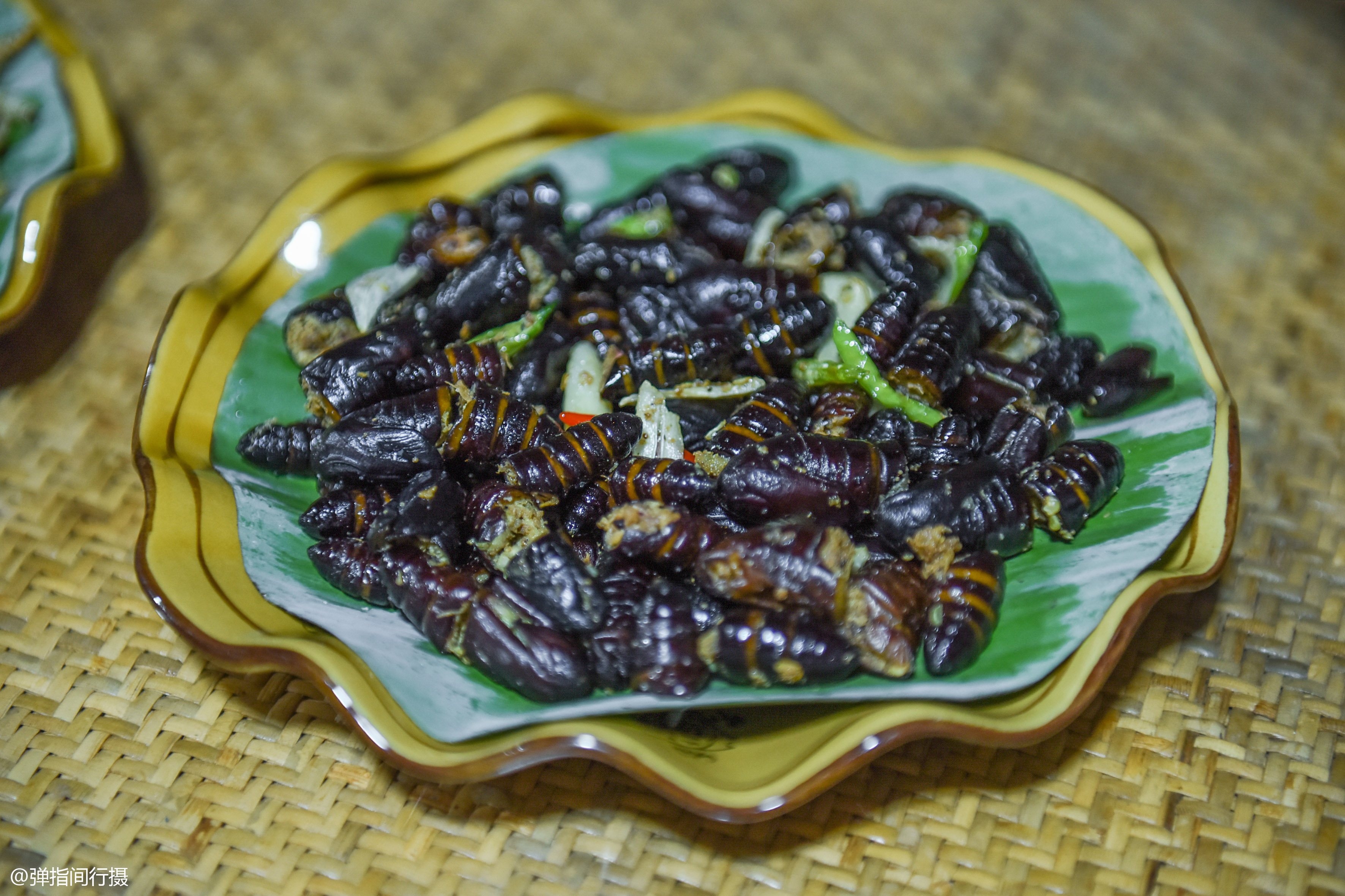 去云南临沧佤族山村做客,热情村民好酒好菜招待,我们却不敢下口