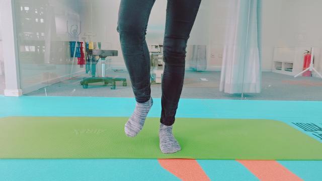 脚尖抬离地面坚持3~5秒,一组5次,做2组.