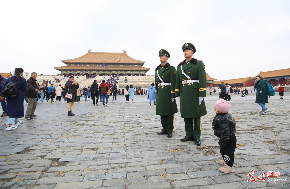 2019年11月16日,在故宫博物院内,武警北京总队执勤第一支队的官兵们在