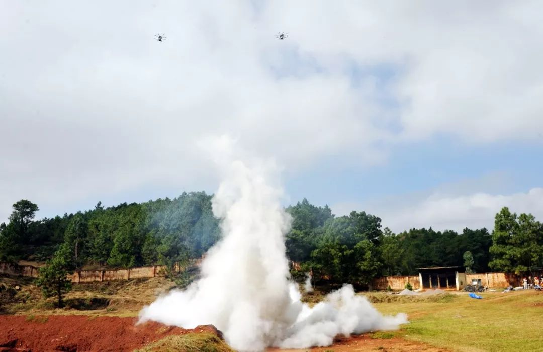 由五架森林灭火无人机组成编队,每架无人机携带一枚重15kg的灭火弹