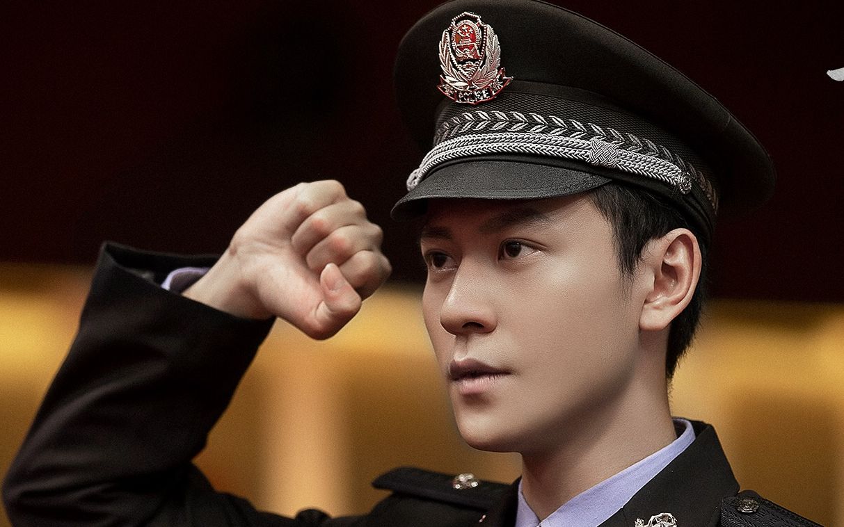 图片来自网络剧中,秦俊杰饰演的缉毒警察方寒心怀正义,为查明毒品泛滥