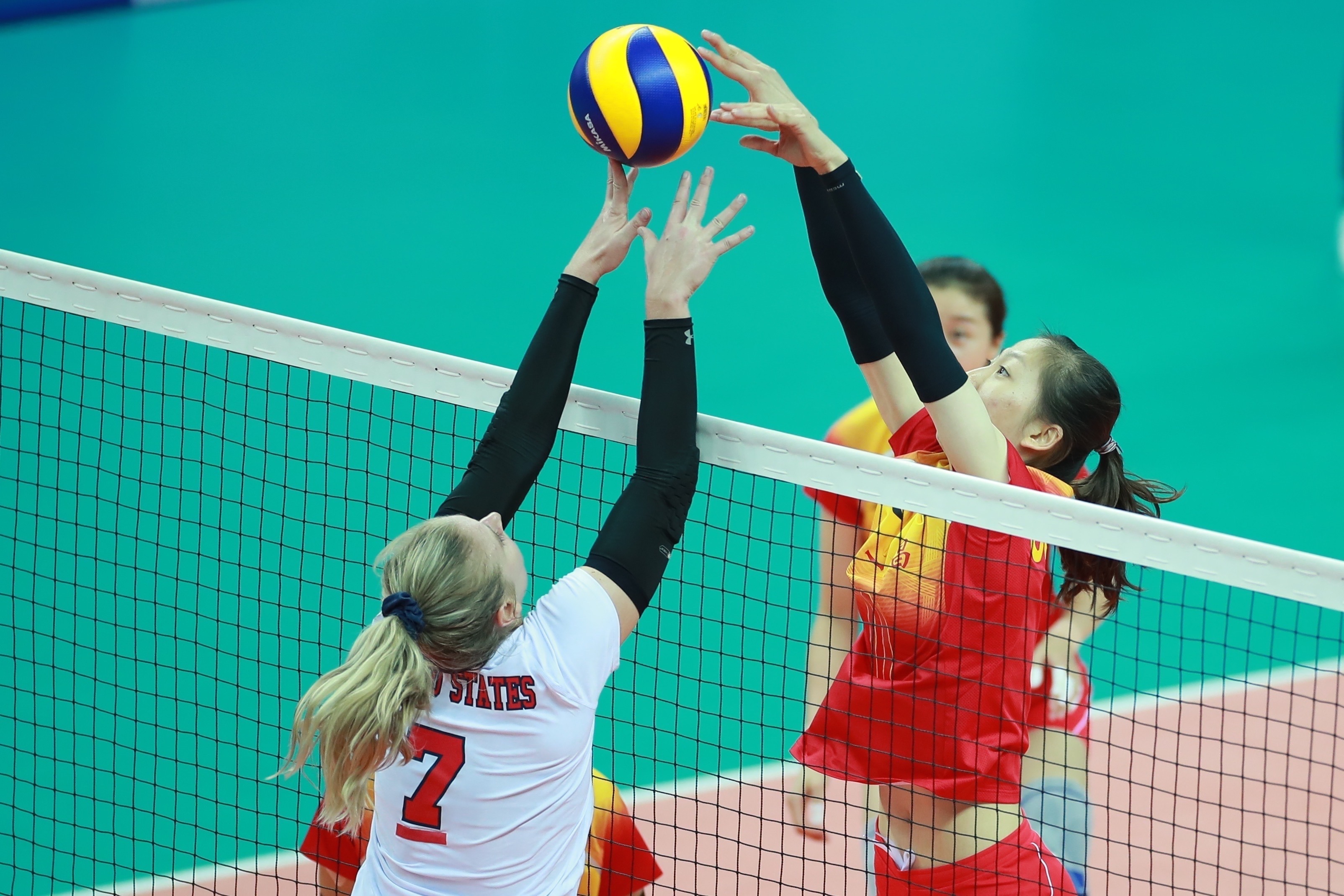 排球——女排小组赛:中国队胜美国队