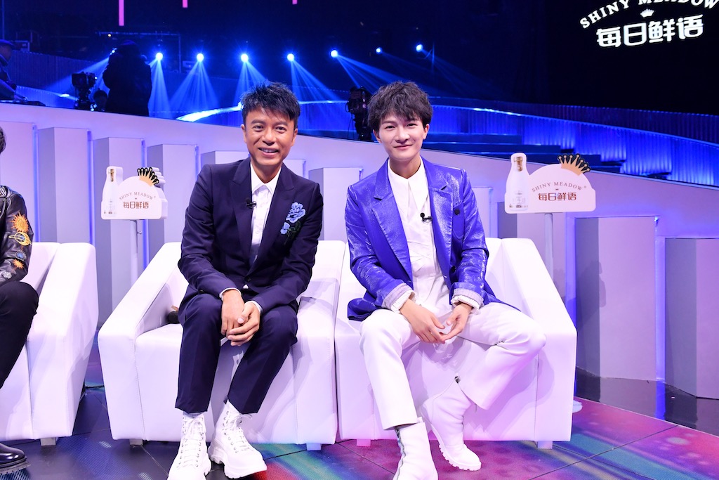 李克勤搭档周深动人演绎那片海稳定唱功获现场好评