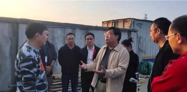 伦教街道党工委书记卢德全询问企业主的改造意向./伦教村改办辜图