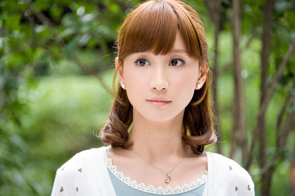 她是内地第一代偶像剧女主正当红时选择结婚今一家三口很幸福