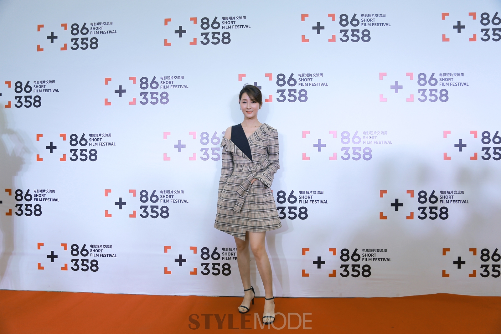 活动当天,吕星辰以格纹拼接短裙搭配马尾的干练造型亮相红毯