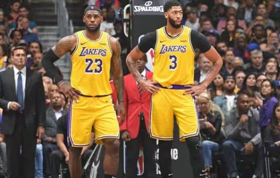 相比之下支持詹眉组合的球迷要相对少一些,詹姆斯现在都35岁了,虽然他