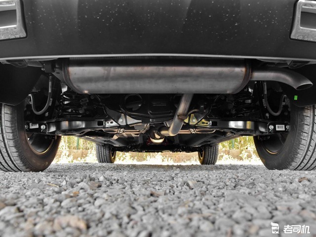 一些关键部位还运用"底盘装甲"进行遮盖,所以可见这款吉利远景x6在