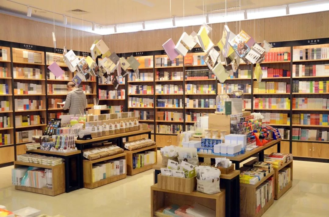 张雅山:现在依然以图书为主,好在新华书店它物业基本上是自己的,可能
