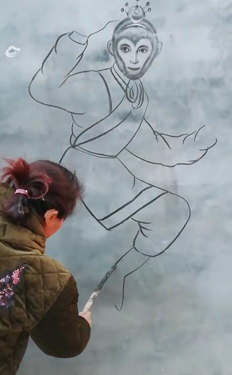 壹现场丨烧火棍画啥都惟妙惟肖农村大妈粉丝百万