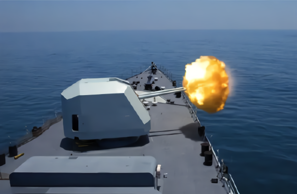 解放军4艘战舰实弹考核:主炮连续射击 近防炮开火拦截空中目标