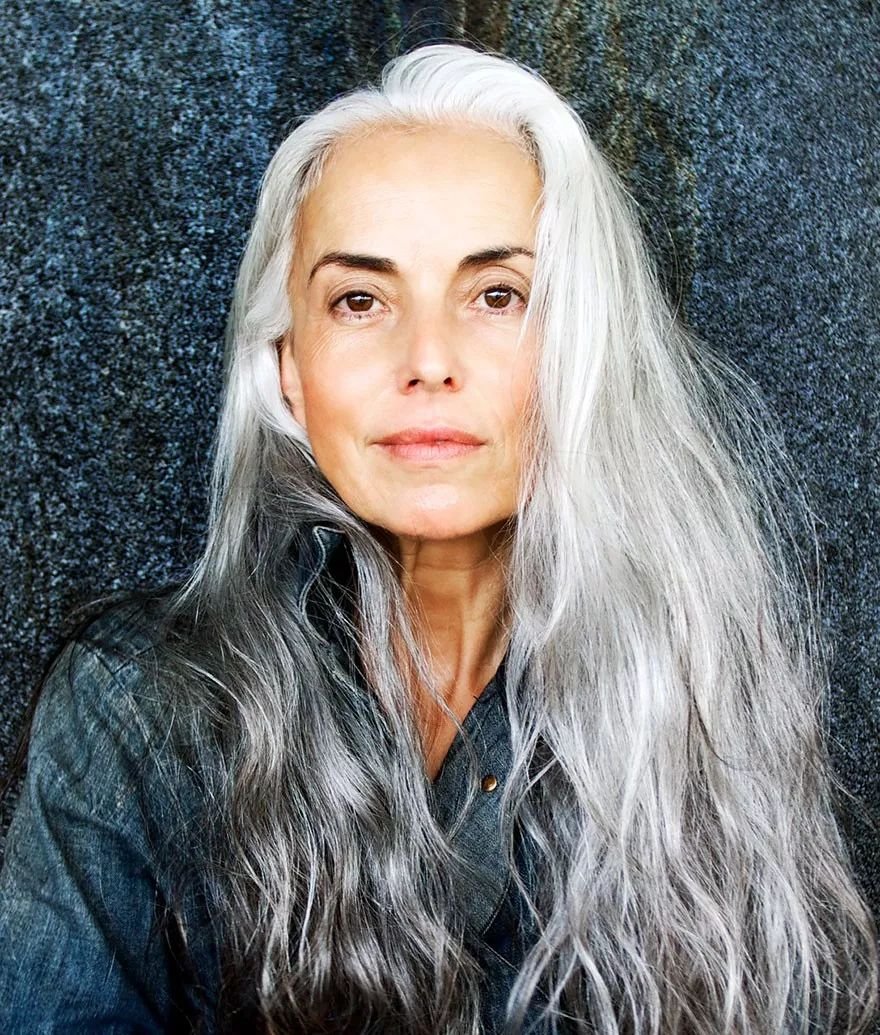 法国60岁超模私照曝光,满头银发,身材火辣,美到令人疯狂