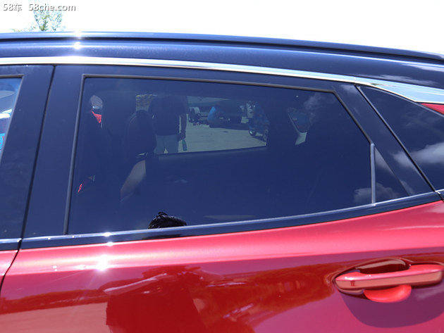 4,后排隐私玻璃,可以少贴几块膜了.