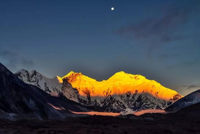 看那里的牦牛匍匐在圣山下静静望着海子.