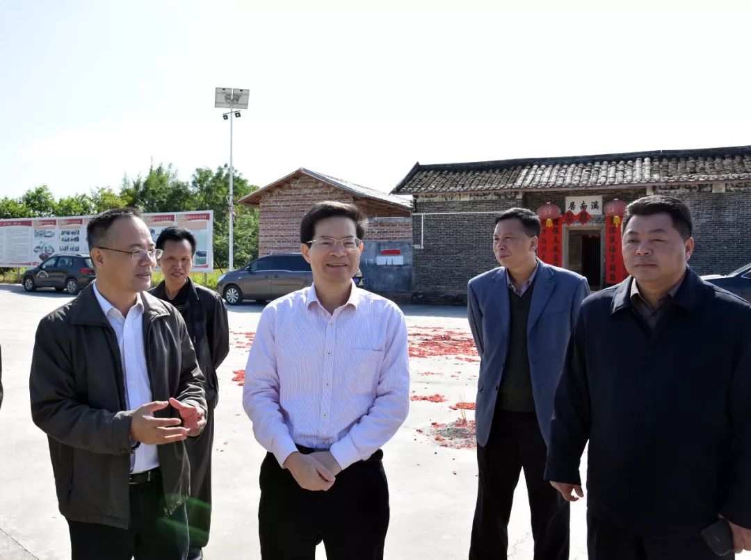 县人大常委会主任梁妙练陪同调研.