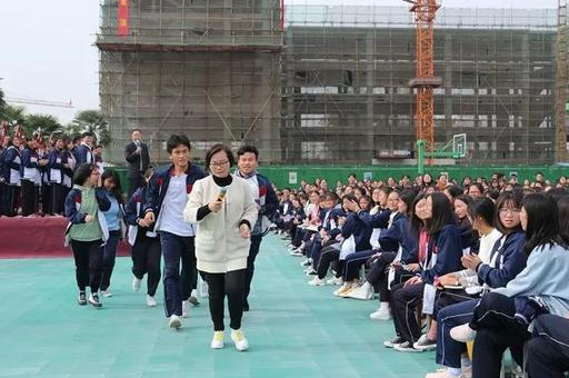 息县二高邀请著名心理励志演讲专家韩威东教授来校做演讲