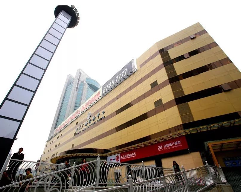 2013年改造后的鲁巷广场购物中心