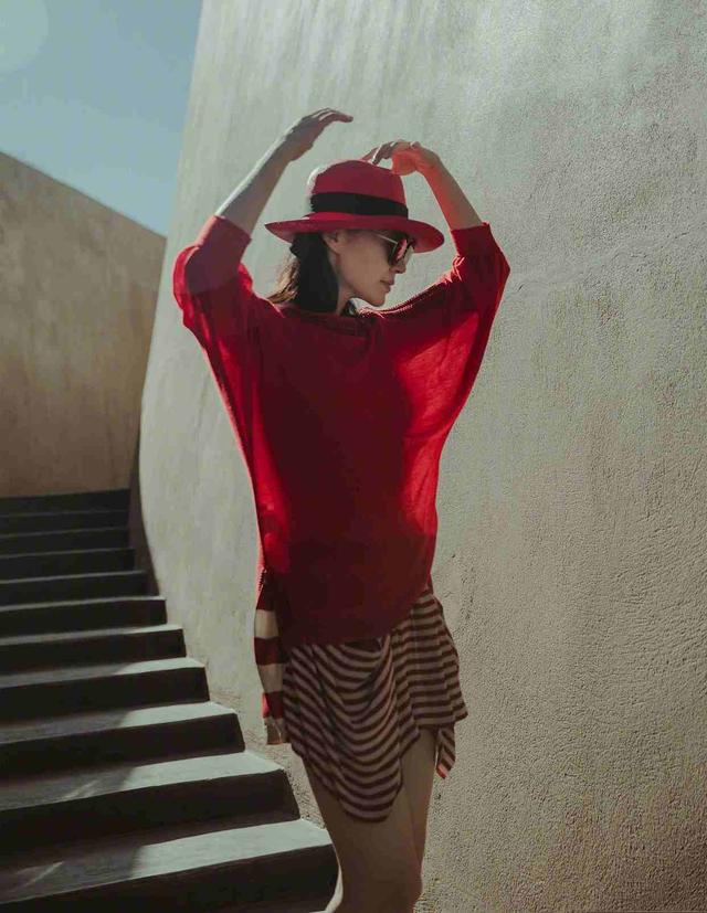 50岁许晴雪山拍大片大红风衣秀知性美穿花棉裤御寒不服老不行