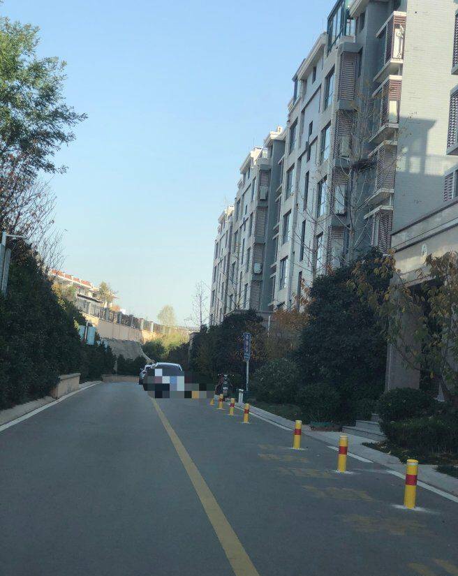 泰安三合御都小区消防通道设置障栏相关部门称并不违规