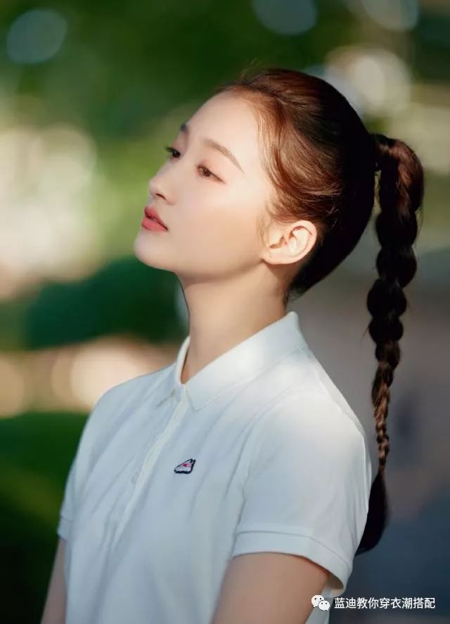 关晓彤又美了,穿白色短袖配拼接格纹裙,扎麻花辫嫩回高中时代