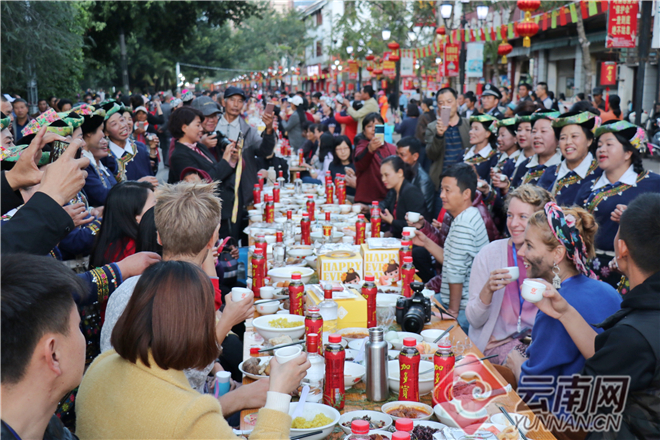 云南墨江哈尼长街宴开席 6000余人同享哈尼美食