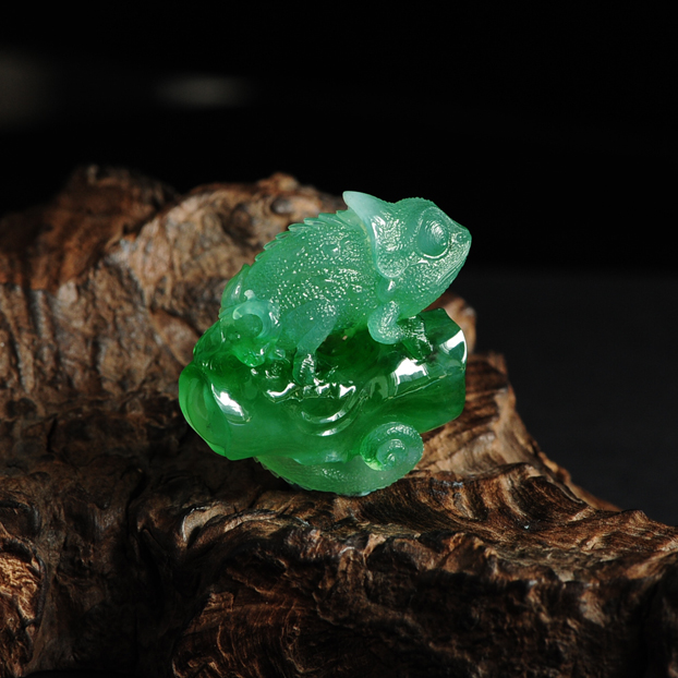 一只翡翠蜥蜴被活捉,真实得让人惊叹玉雕师的功力!