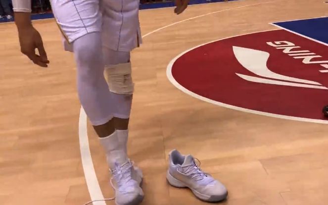 林书豪希望投篮能更好,送小球迷球鞋光脚回更衣室