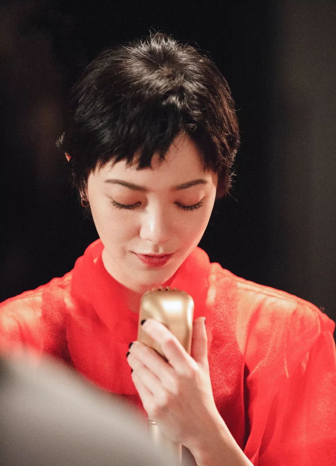 33岁郭采洁薄纱罩衫搭配蛇纹裙,造型复古又惊艳,短发红衣真撩人