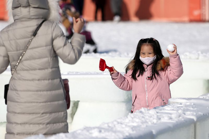 12月27日,小朋友玩雪球(中国日报记者 王壮飞 摄)