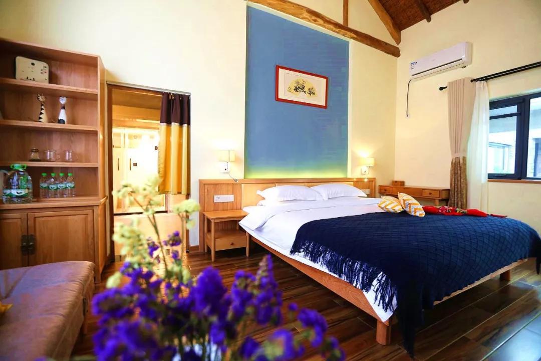 目前景区内住宿包含"竹箨居"和"红石客栈"宾馆,生态小院,竹泉村精品