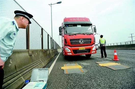 因此,面对车辆超载超限所致的事故,除去对运管,交警部门问责,各地政府