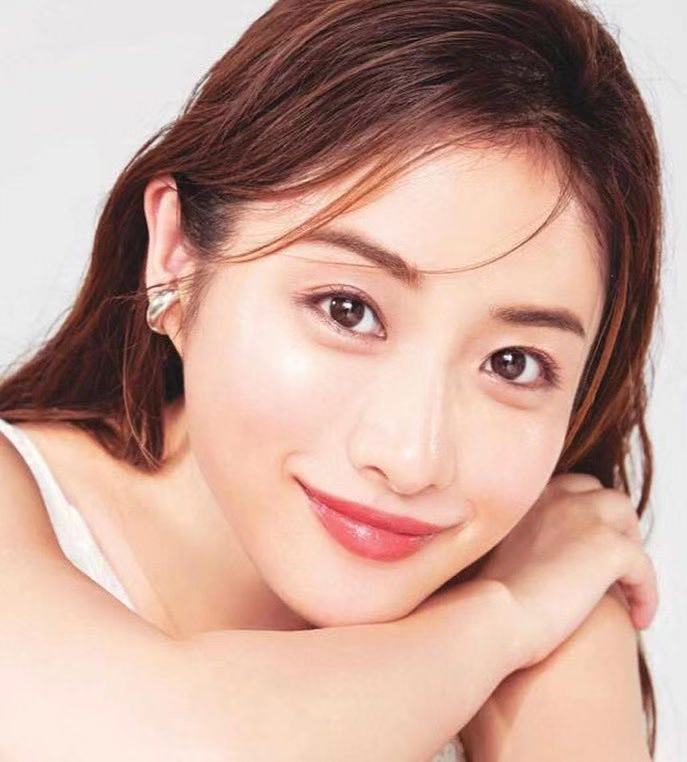 石原里美烈焰紅唇登時尚刊扮醜穿烏鴉裙卻美出了新高度