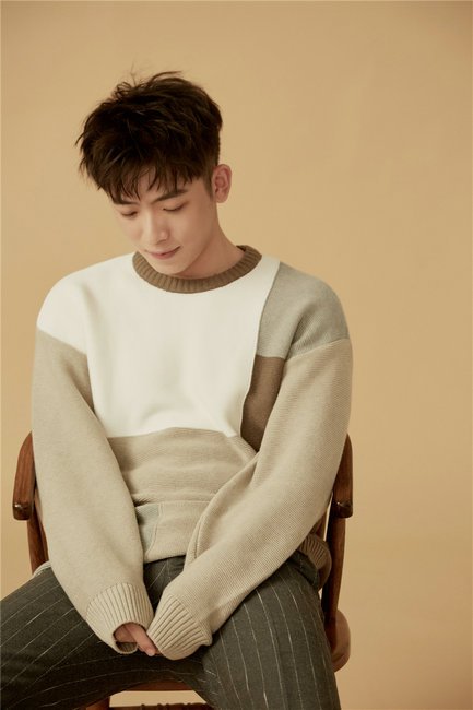 韩明霖秋季写真阳光随性 笑容治愈人心__凤凰网