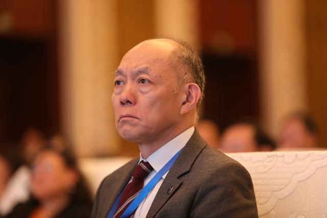 当好爱国爱乡的表率专访香港企业家霍震寰