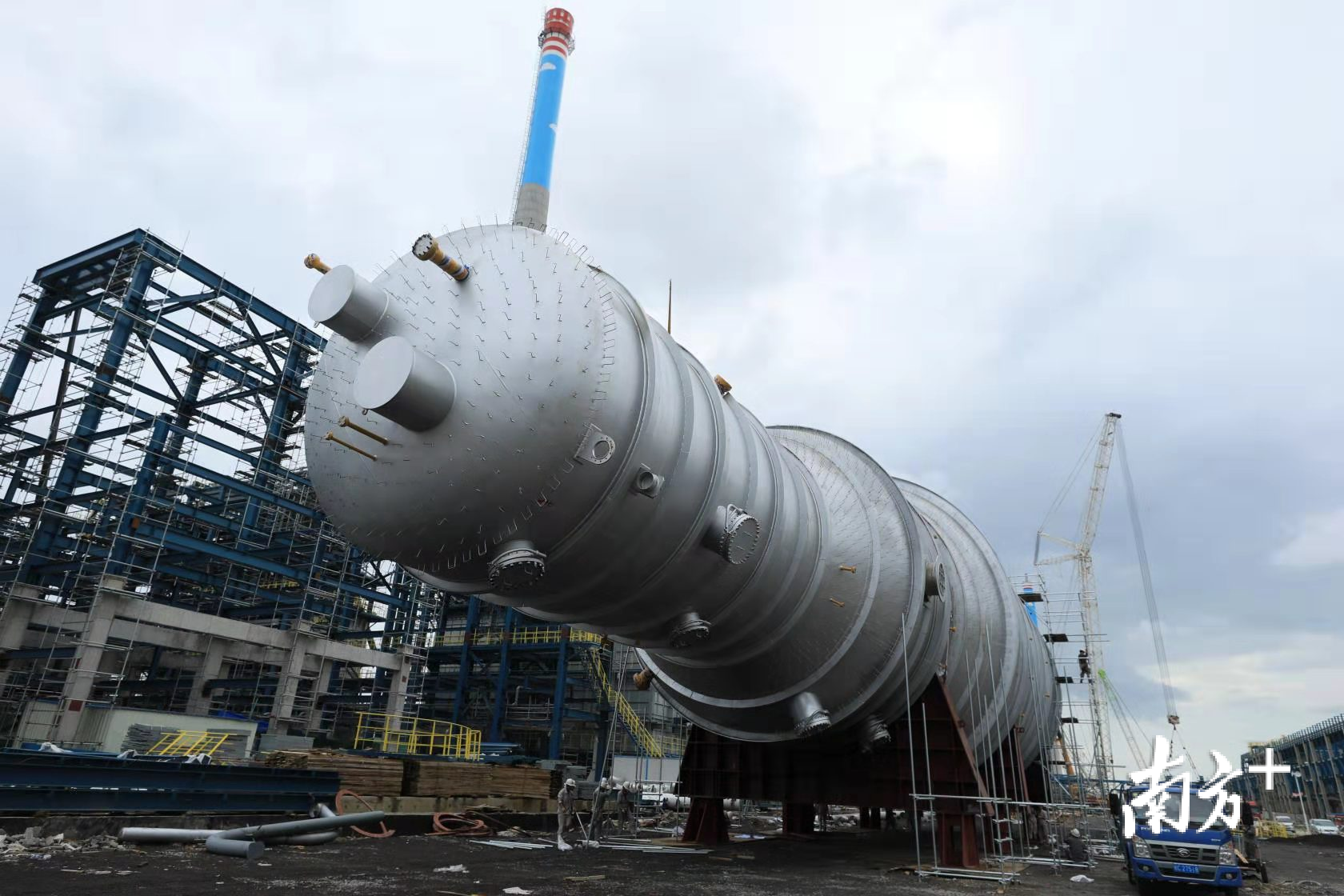 长70米,重700多吨!中科炼化炼油装置核心设备运抵现场