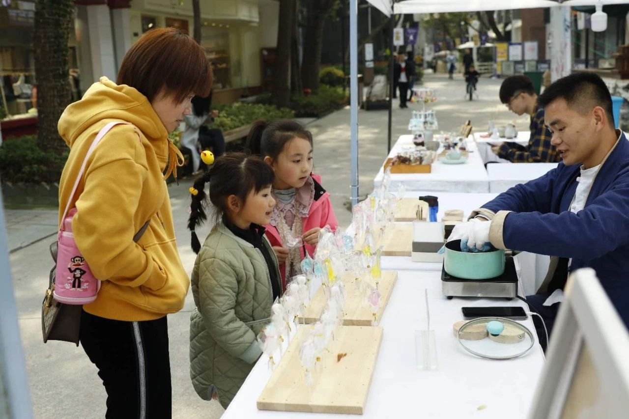 小猪佩奇,火烈鸟,白天鹅,你所喜欢的小糖人这位80后青年全会捏!