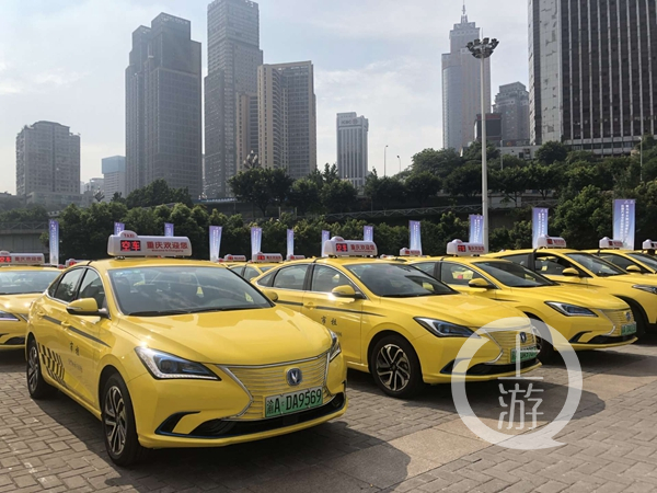 上游记者体验纯电动出租车还能和智能机器人对话