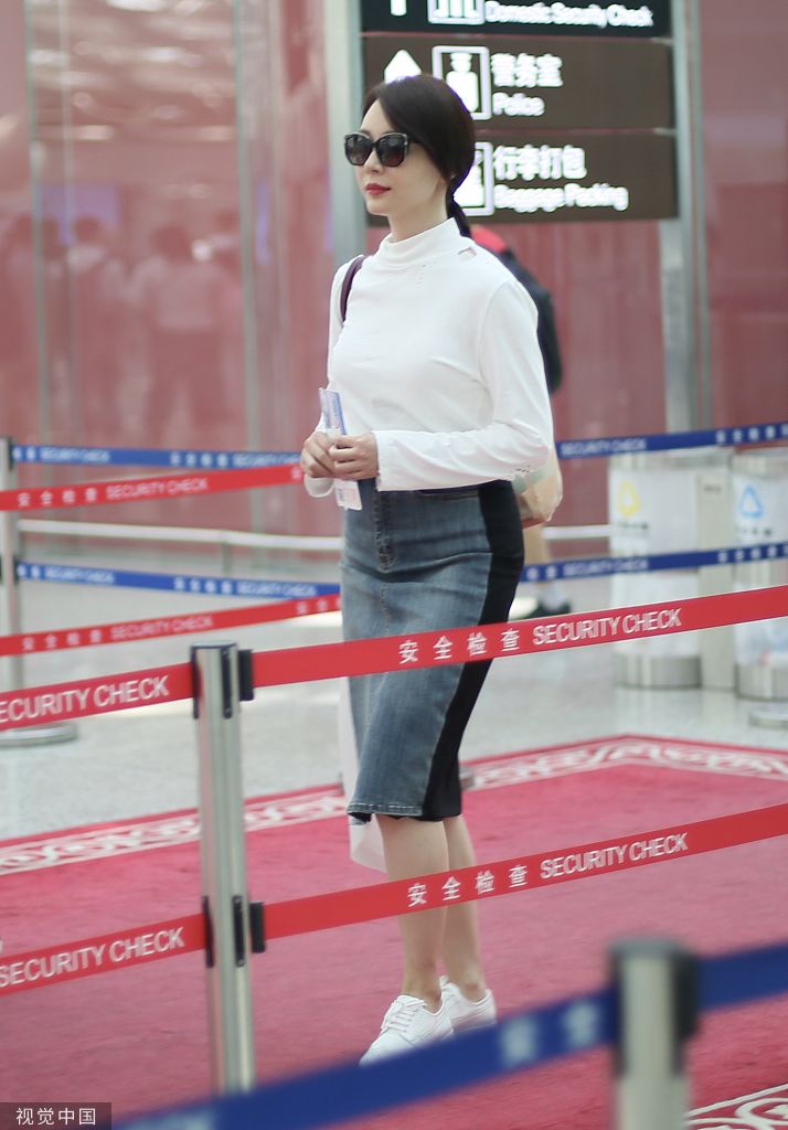 这就是气场!陈数黑超遮面淡定前行 涂红唇更显女人味儿