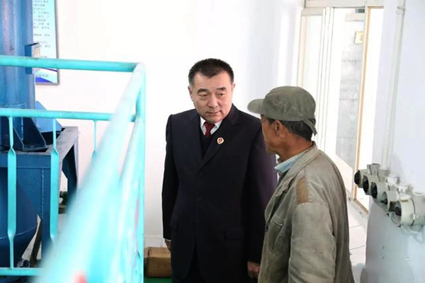 交城县检察院薛金生检察长深入帮扶村调研