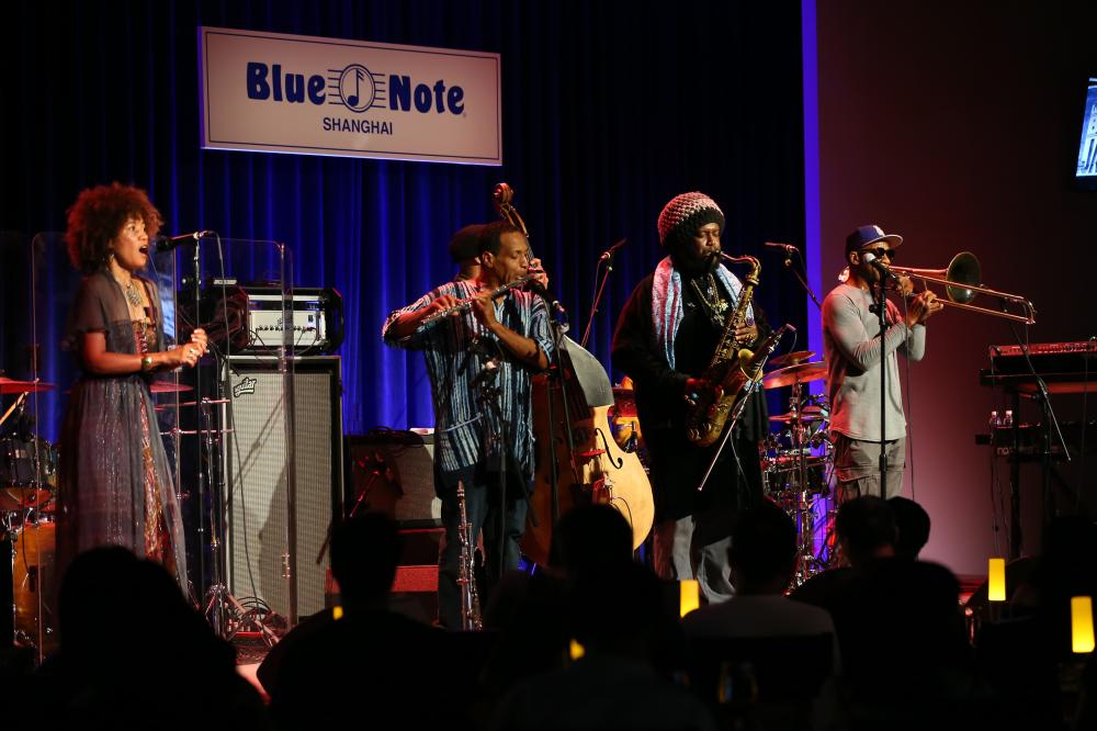 随着爵士萨克斯演奏家 kamasi washington带着他的7人编制乐队奏响第