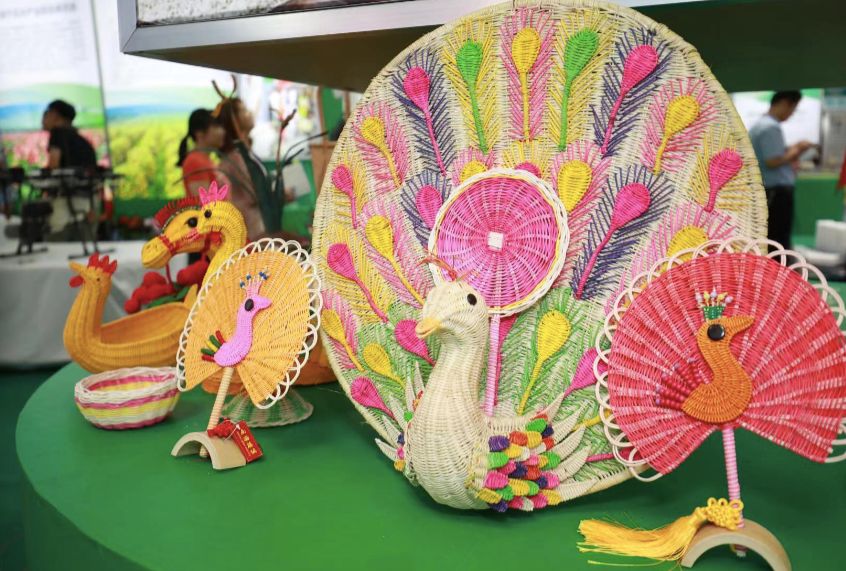 美食 热闹的安农博会现场 除了吃吃喝喝外 现场还有龙舟说唱,藤编竹编