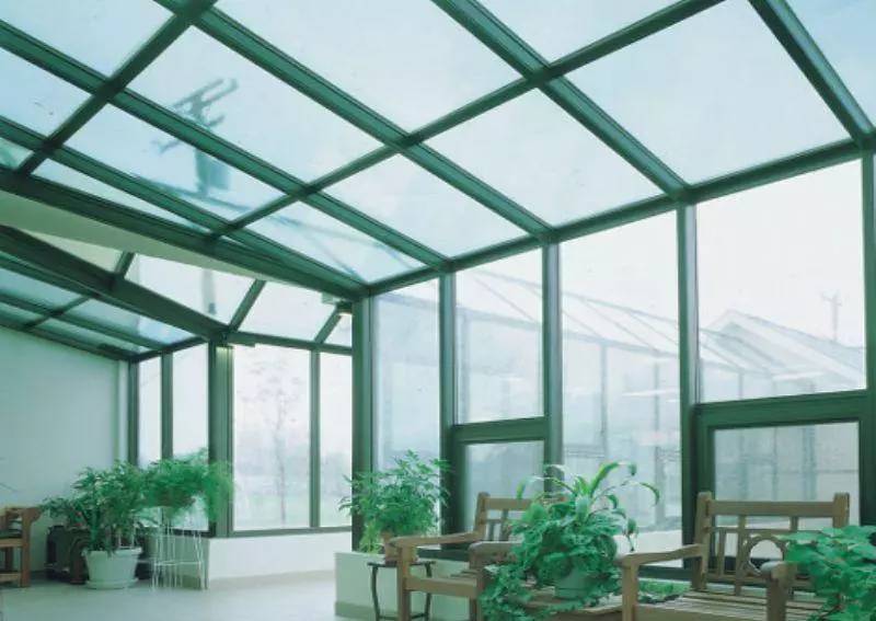钢化玻璃钢化玻璃顶的阳光房是最为常见的,它最大的优点是采光好,能让