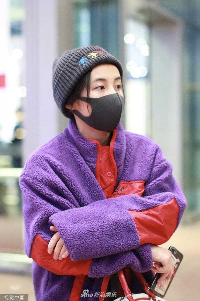 张子枫穿紫色毛绒外套提前过冬 口罩遮面呆萌惹人爱