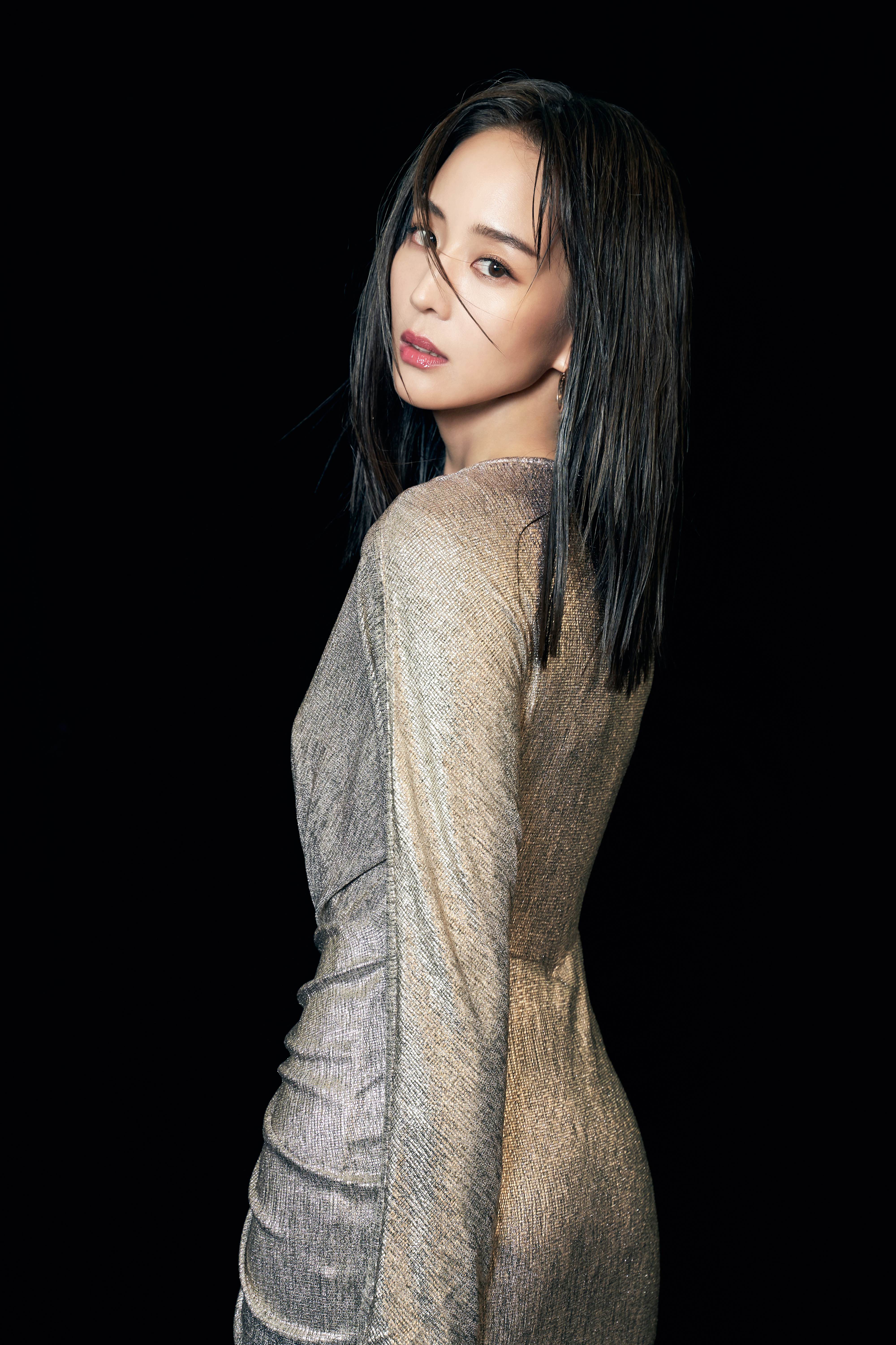 张钧甯金色v领礼服 复古时髦凸显高级质感