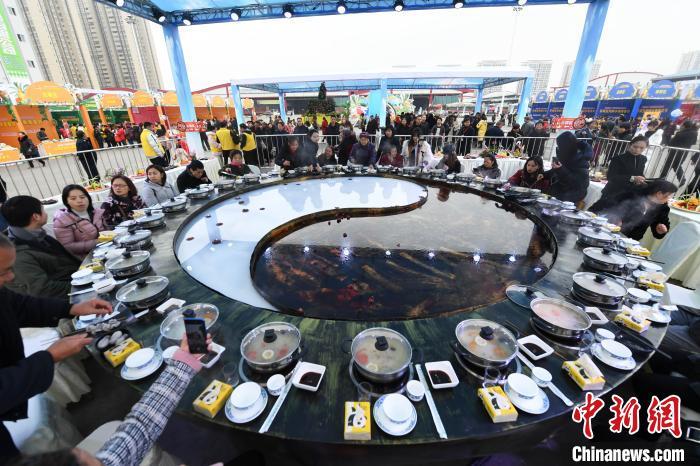 重庆巨型海鲜火锅亮相美食节