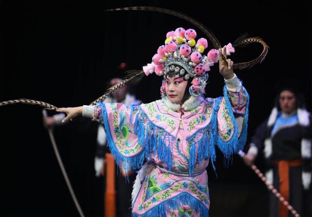 12月6日,在石家庄丝弦剧院,石家庄平山县钰欣丝弦剧团的演员在表演