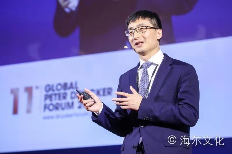 (图为吴勇在演讲现场)"这个引用非常的完美,跟论坛现场也非常的契合