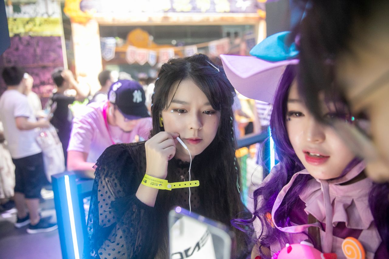 沫子超越miss成电竞女王,cj现场被《男人装》专访牌面十足